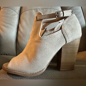 Heals/ open toe/ beautiful/ tan / women size 7.5